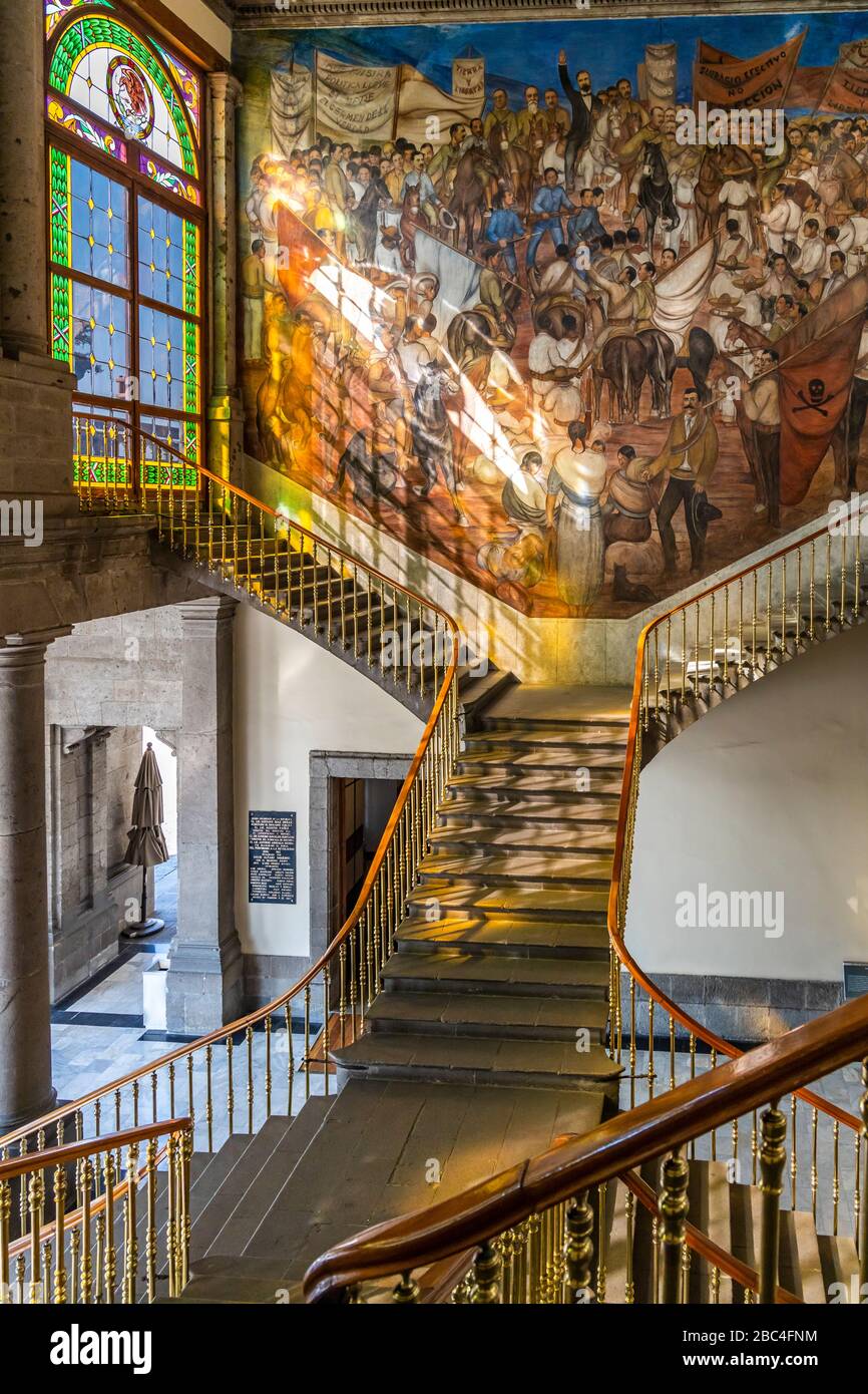 Principal, escalier en marbre, orné de peintures murales mexicaines et de verre teinté, au château de Chapultepec à Mexico. Maintenant connu sous le nom de Musée National d'Histoire Banque D'Images