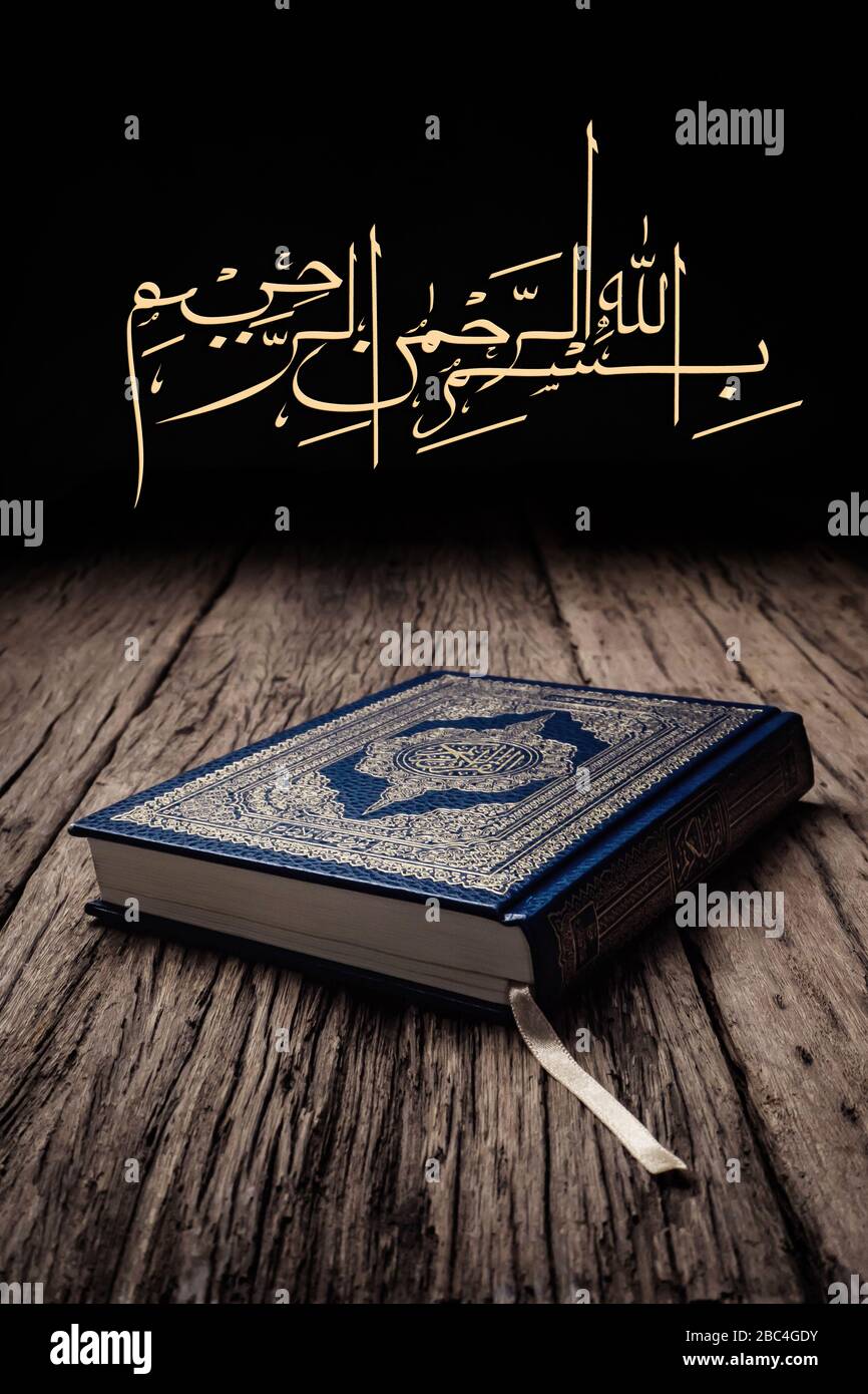 Bismillah (au nom d'Allah) l'art arabe avec le Coran - livre Saint des  musulmans ( article public de tous les musulmans Photo Stock - Alamy
