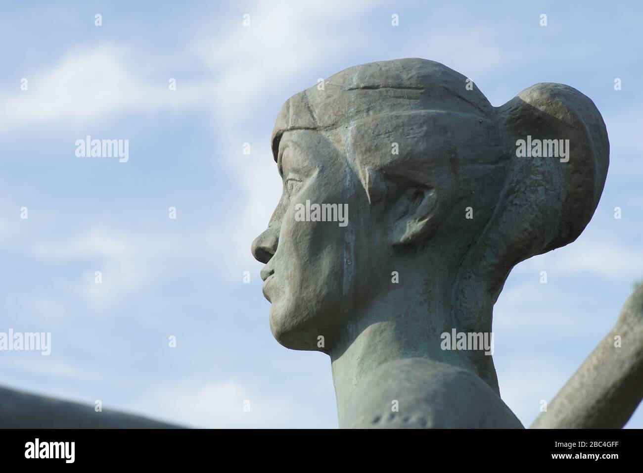 Visage féminin en profil, monument en marbre, gros plan sur fond bleu ciel Banque D'Images