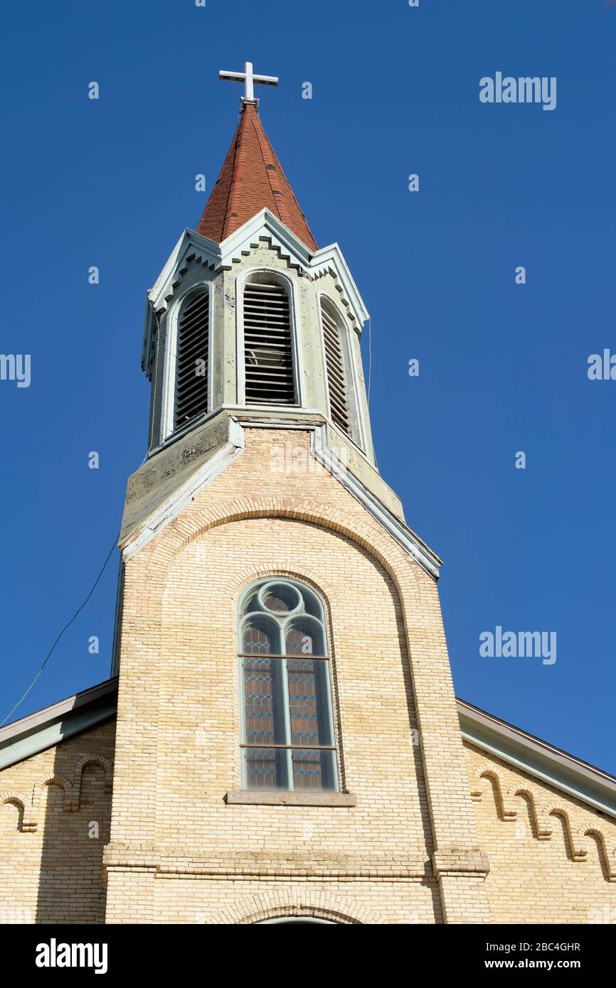 Janesville, Wisconsin, États-Unis. Le clocher surmonté d'une croix à l'église catholique Saint-Patrick. L'église paroissiale est située dans le sud-est du Wisconsin Banque D'Images