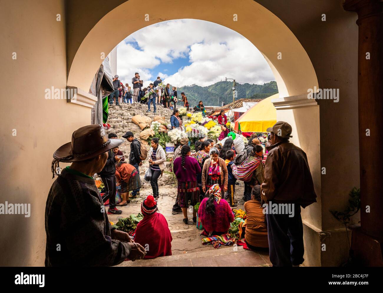 Marché sur les marches de l'église San Tomas à Chichicatenango, Guatemala. Banque D'Images