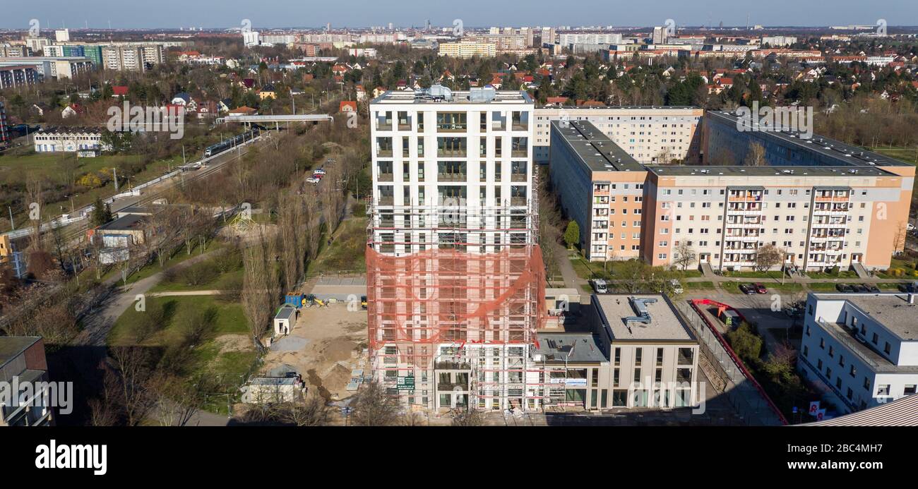 01 avril 2020, Saxe, Leipzig: Les échafaudages ont retiré les échafaudages du premier tiers de la nouvelle "Tour Lipsia". La première tour post-réunification dans le quartier de Granau, bâtiment en plaques de Leipzig, a une place pour 60 appartements sur ses 13 étages. La coopérative d'habitation Lipsia investit 13 millions d'euros. Le projet sans barrière 'Lipsia Tower' est principalement destiné aux locataires plus âgés. Selon les plans actuels, les premiers résidents devraient se déplacer en juillet. Les coopératives d'habitation saxonnes construisent 499 nouveaux appartements à l'échelle nationale en 2020. (Enregistré avec un drone) photo: J Banque D'Images