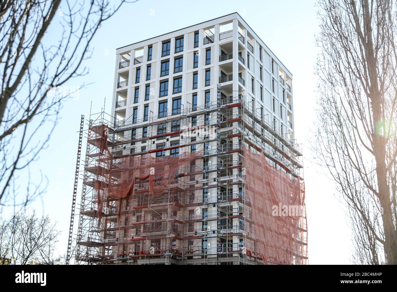 01 avril 2020, Saxe, Leipzig: Les échafaudages ont retiré les échafaudages du premier tiers de la nouvelle "Tour Lipsia". La première tour post-réunification dans le quartier de Granau, bâtiment en plaques de Leipzig, a une place pour 60 appartements sur ses 13 étages. La coopérative d'habitation Lipsia investit 13 millions d'euros. Le projet sans barrière 'Lipsia Tower' est principalement destiné aux locataires plus âgés. Selon les plans actuels, les premiers résidents devraient se déplacer en juillet. Les coopératives d'habitation saxonnes construisent 499 nouveaux appartements à l'échelle nationale en 2020. Photo: Jan Woitas/dpa-Zentralbil Banque D'Images