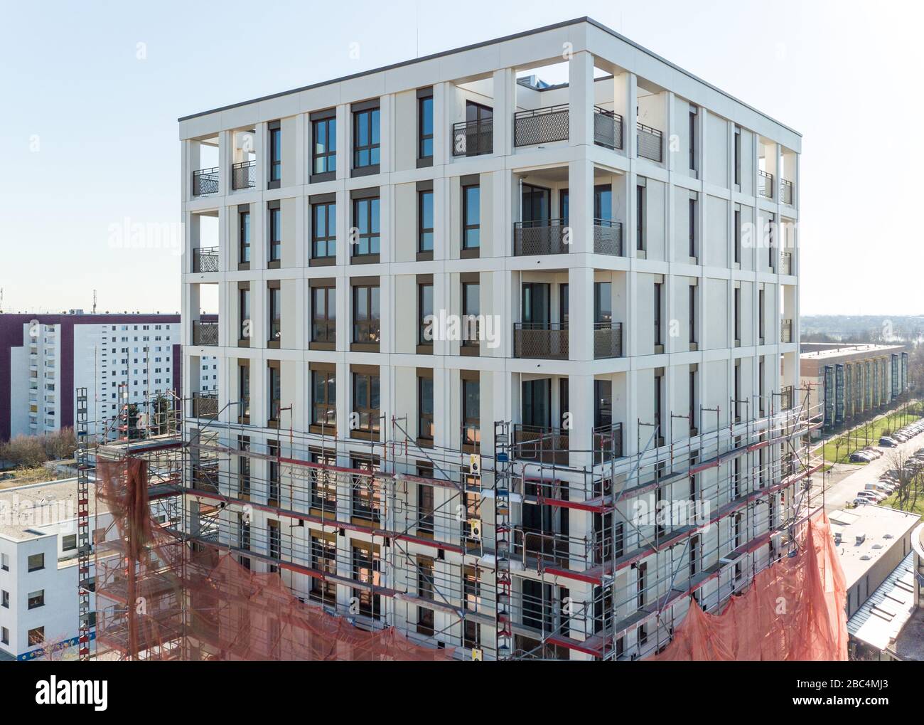 01 avril 2020, Saxe, Leipzig: Les échafaudages ont retiré les échafaudages du premier tiers de la nouvelle "Tour Lipsia". La première tour post-réunification dans le quartier de Granau, bâtiment en plaques de Leipzig, a une place pour 60 appartements sur ses 13 étages. La coopérative d'habitation Lipsia investit 13 millions d'euros. Le projet sans barrière 'Lipsia Tower' est principalement destiné aux locataires plus âgés. Selon les plans actuels, les premiers résidents devraient se déplacer en juillet. Les coopératives d'habitation saxonnes construisent 499 nouveaux appartements à l'échelle nationale en 2020. (Enregistré avec un drone) photo: J Banque D'Images