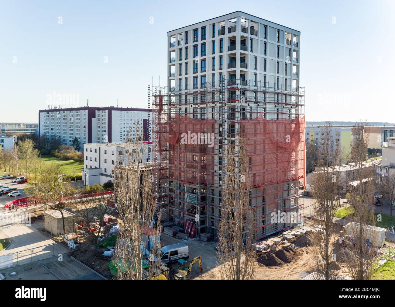 01 avril 2020, Saxe, Leipzig: Les échafaudages ont retiré les échafaudages du premier tiers de la nouvelle "Tour Lipsia". La première tour post-réunification dans le quartier de Granau, bâtiment en plaques de Leipzig, a une place pour 60 appartements sur ses 13 étages. La coopérative d'habitation Lipsia investit 13 millions d'euros. Le projet sans barrière 'Lipsia Tower' est principalement destiné aux locataires plus âgés. Selon les plans actuels, les premiers résidents devraient se déplacer en juillet. Les coopératives d'habitation saxonnes construisent 499 nouveaux appartements à l'échelle nationale en 2020. (Enregistré avec un drone) photo: J Banque D'Images
