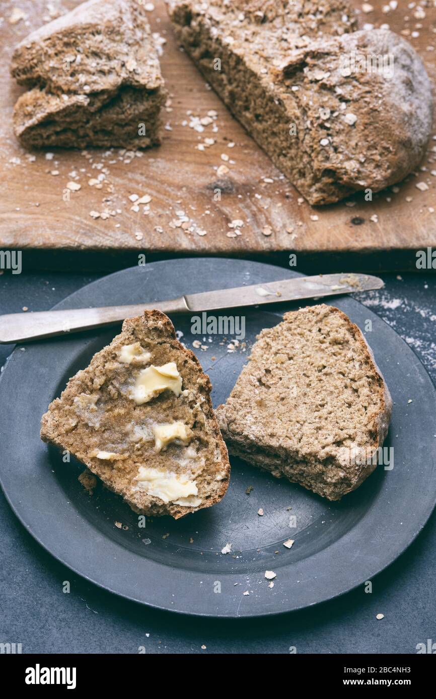 Pain soda fait maison sur fond d'ardoise Banque D'Images