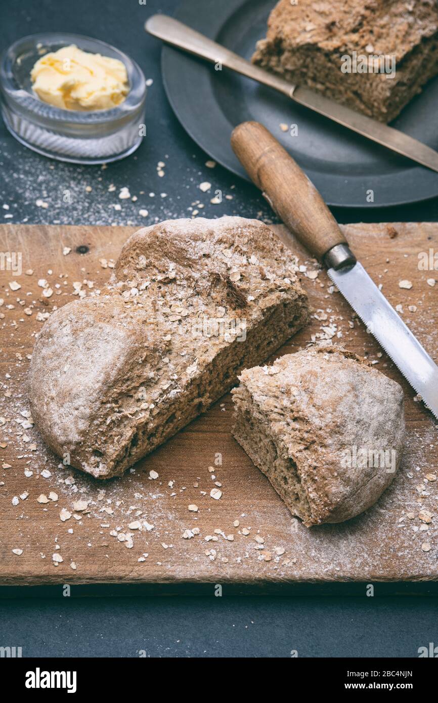 Pain soda fait maison sur fond d'ardoise Banque D'Images