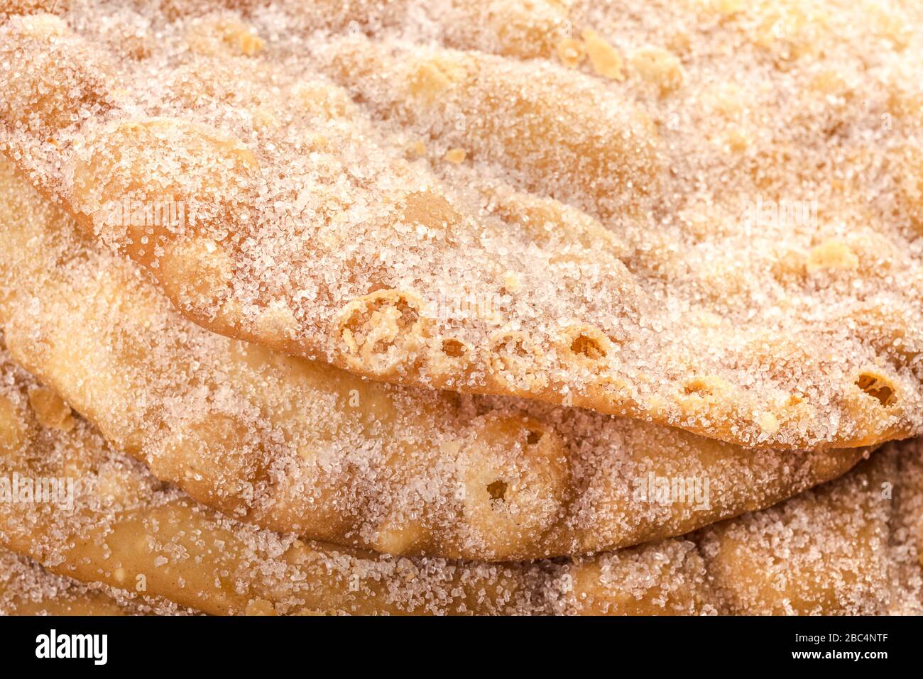 Buñuelos Mexicanos , plato dulce hecho de masa de harina, frita y con azúcar por encima, su preparación incluye el uso de miel de piloncillo y canela. Banque D'Images