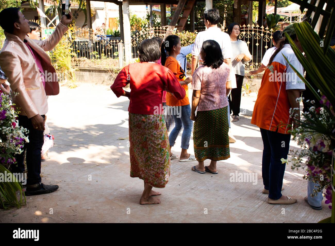 YASOTHON, THAÏLANDE - 12 JANVIER : les thaïlandais se joignent à la marche chanter la chanson et la danse dans la parade a épousé le style rétro traditionnel processionnel à la campagne Banque D'Images