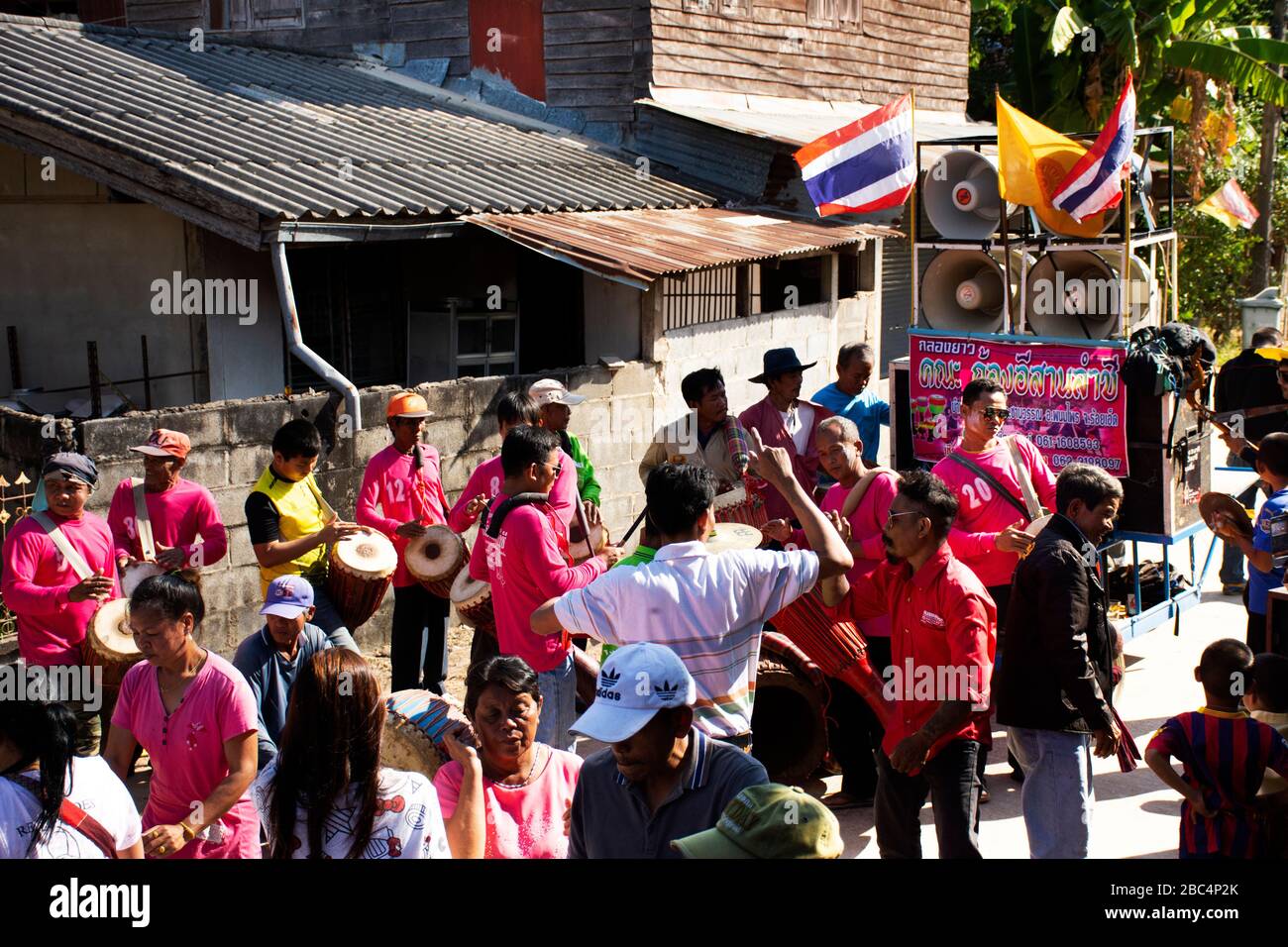 YASOTHON, THAÏLANDE - 12 JANVIER : les thaïlandais se joignent à la marche chanter la chanson et la danse dans la parade a épousé le style rétro traditionnel processionnel à la campagne Banque D'Images