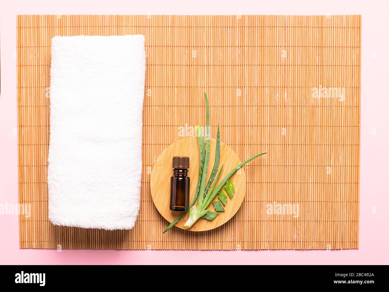 Bouteille d'aromathérapie d'huile de feuille d'aloès fraîche pour les soins de spa cosmétiques . Le concept d'un naturel à la maison cosmétiques. Banque D'Images
