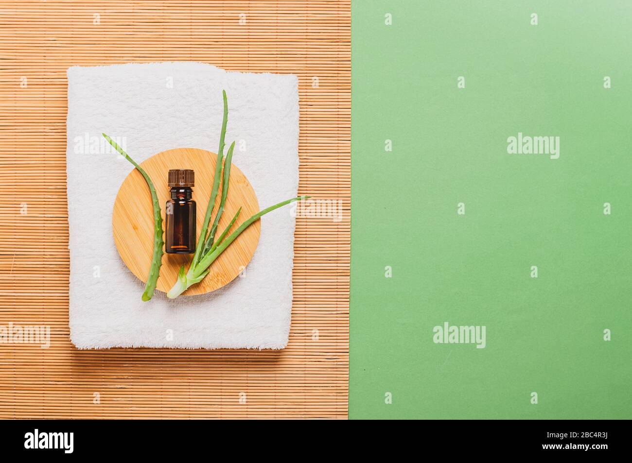 Bouteille d'aromathérapie d'huile de feuille d'aloès fraîche pour les soins de spa cosmétiques . Le concept d'un naturel à la maison cosmétiques. Banque D'Images