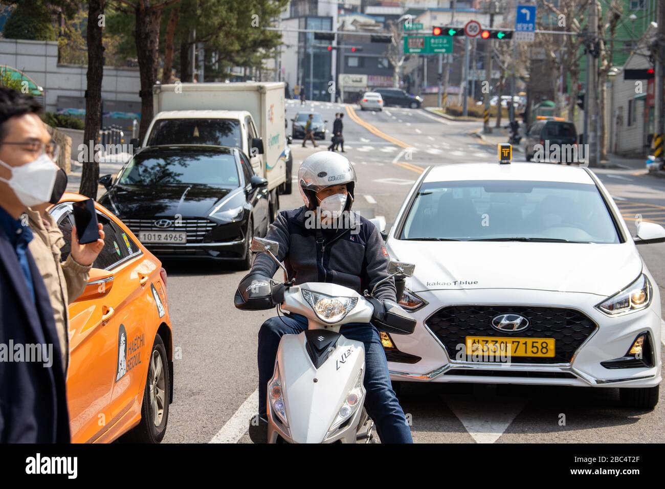 Homme sur une moto portant un masque pendant la pandémie de Coronavirus, Séoul, Corée du Sud Banque D'Images