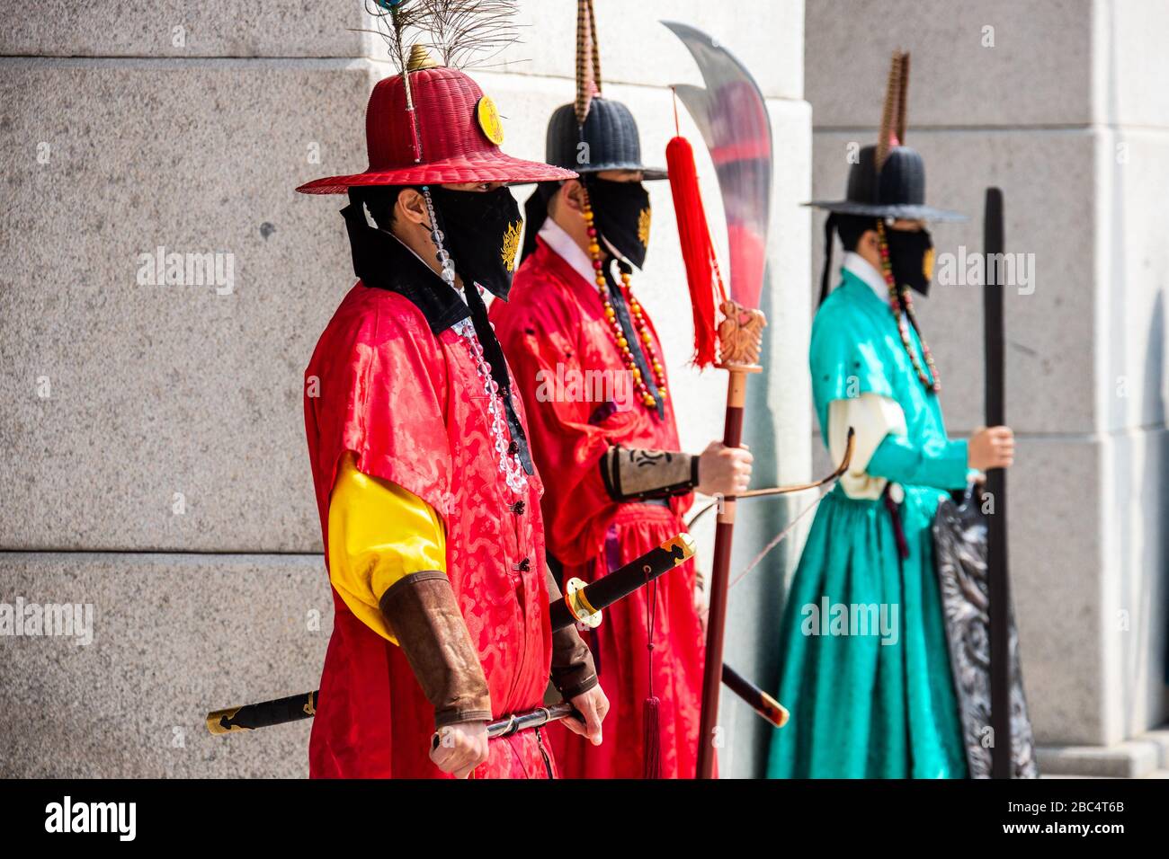 Garde de cérémonie portant un masque pendant la pandémie de Coronavirus, Séoul, Corée du Sud Banque D'Images