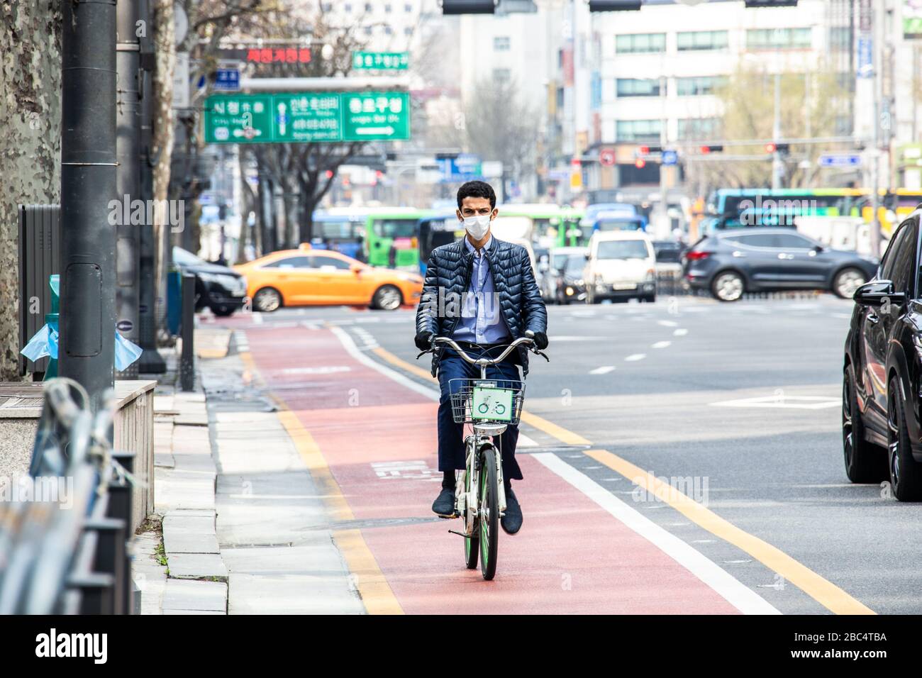 Homme à vélo, portant un masque pendant la pandémie de Coronavirus, Séoul, Corée du Sud Banque D'Images