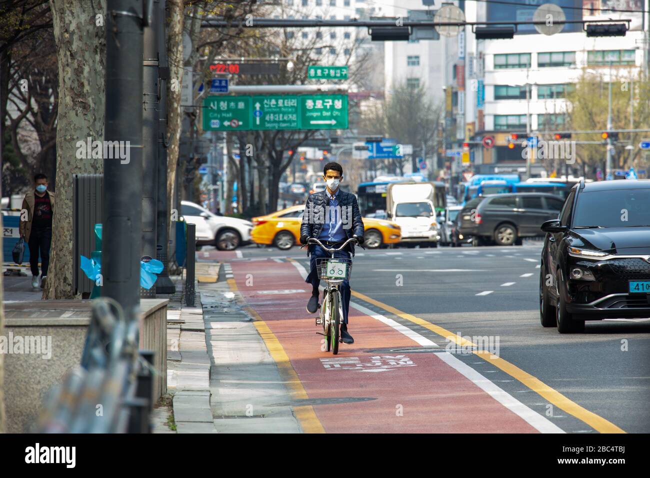 Homme à vélo, portant un masque pendant la pandémie de Coronavirus, Séoul, Corée du Sud Banque D'Images