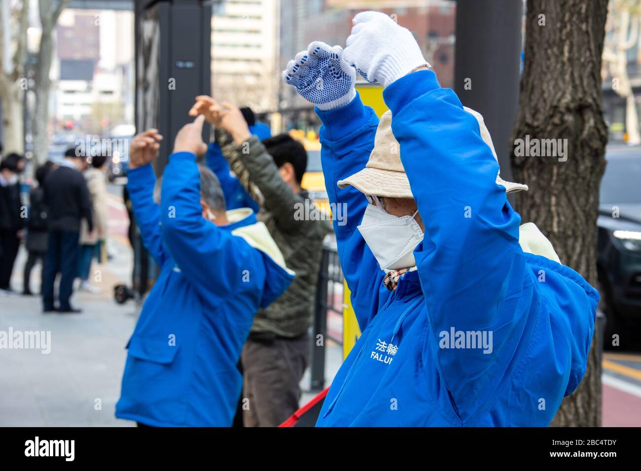 Falun Gong portant un masque pendant la pandémie de Coronavirus, Séoul, Corée du Sud Banque D'Images