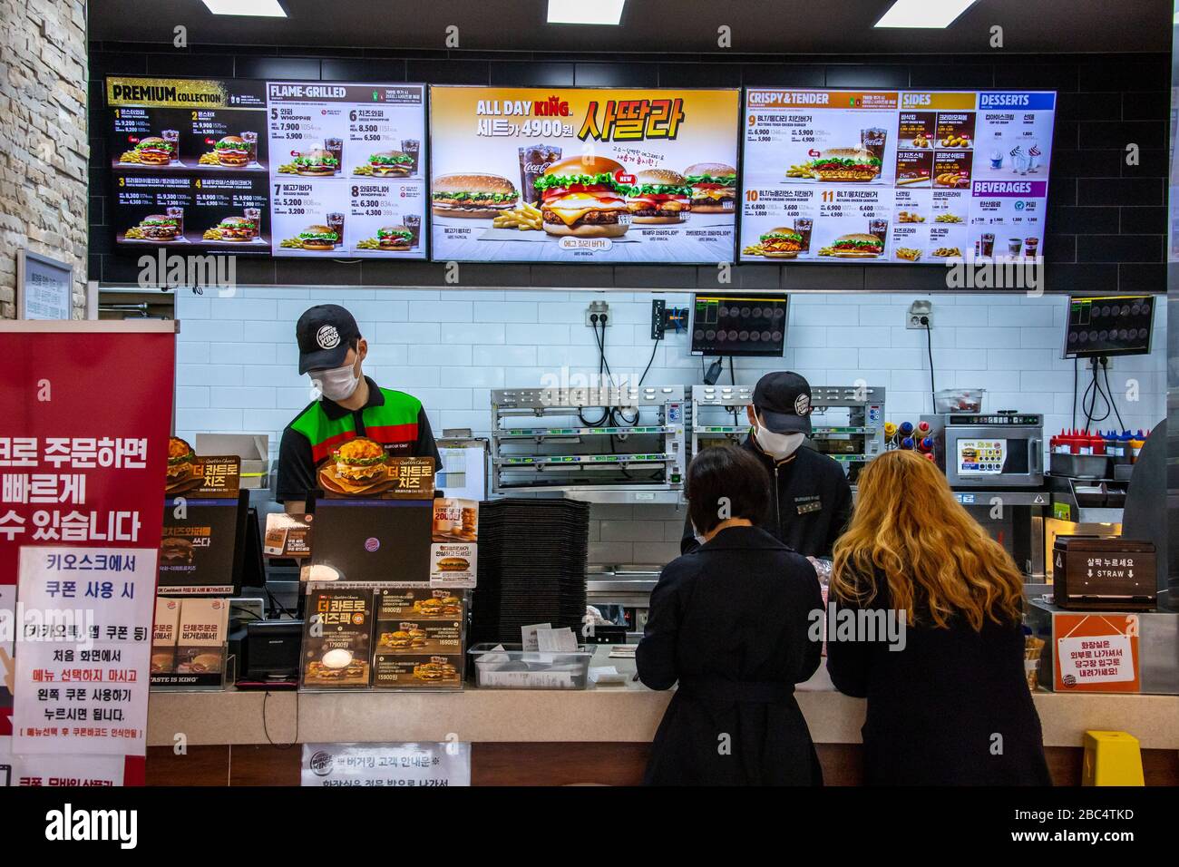 Les employés de Burger King portent des masques pendant la pandémie de Coronavirus, Séoul, Corée du Sud Banque D'Images