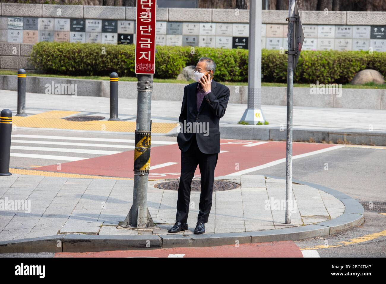 Homme en passage portant un masque pendant la pandémie de coronavirus, Séoul, Corée du Sud Banque D'Images