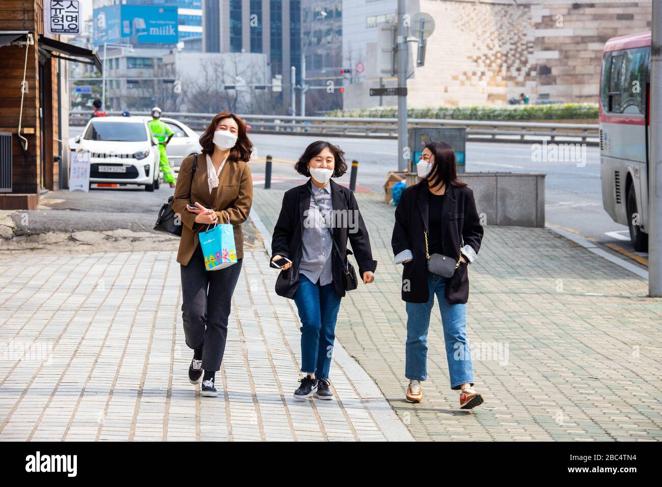 Les femmes portent des masques pendant la pandémie de Coronavirus, Séoul, Corée du Sud Banque D'Images