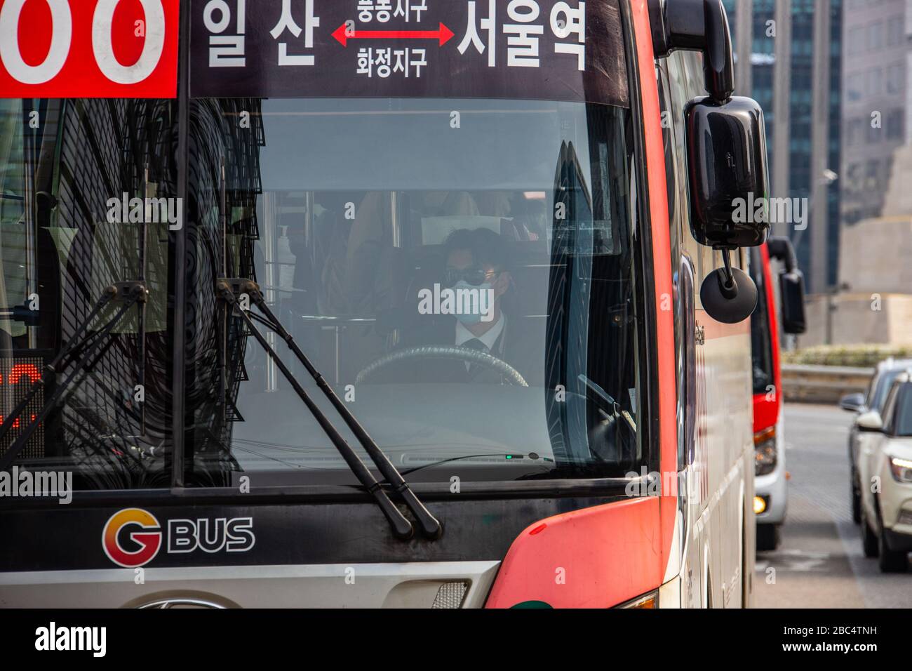 Chauffeur de bus portant un masque pendant la pandémie de Coronavirus, Séoul, Corée du Sud Banque D'Images
