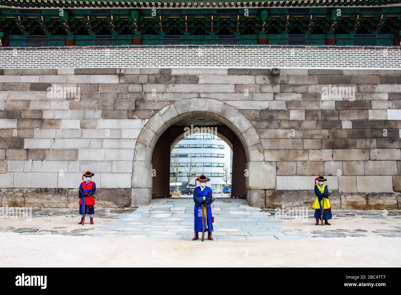 Garde de cérémonie portant un masque pendant la pandémie de Coronavirus, Séoul, Corée du Sud Banque D'Images
