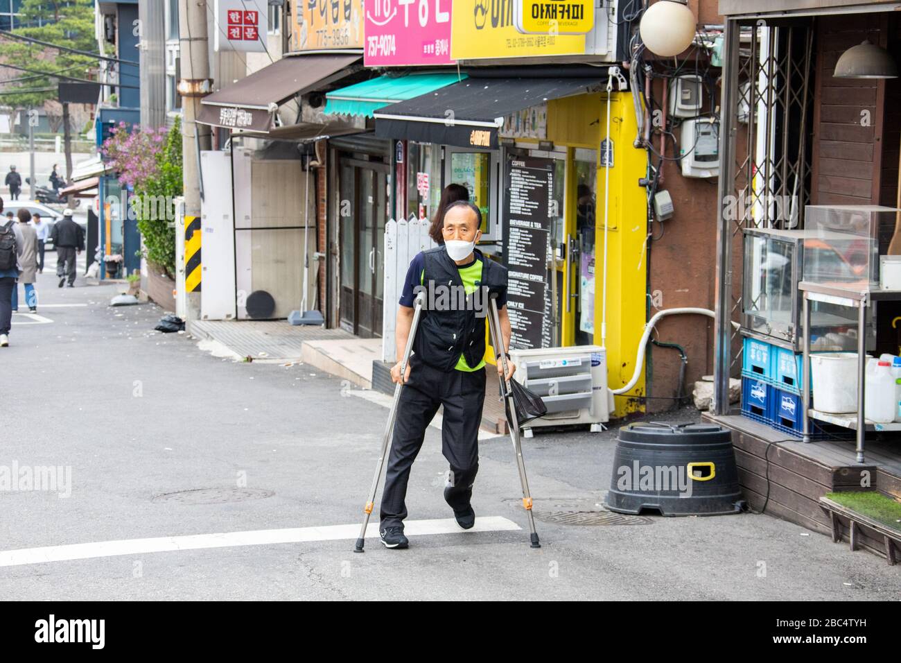 Homme physiquement impluché portant un masque pendant la pandémie de Coronavirus, Séoul, Corée du Sud Banque D'Images