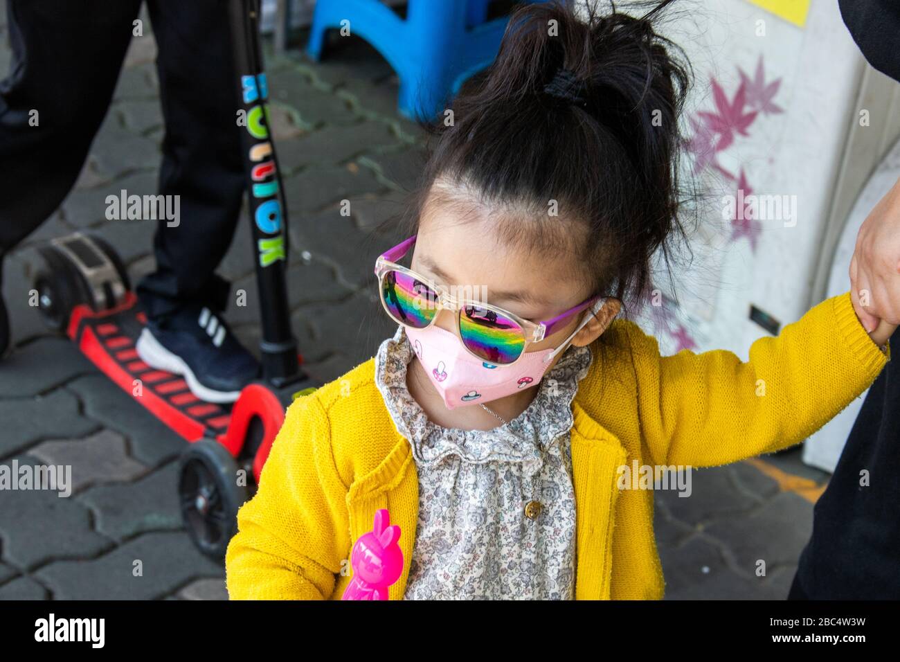 Jeune fille portant un masque pendant la pandémie de Coronavirus, Séoul, Corée du Sud Banque D'Images