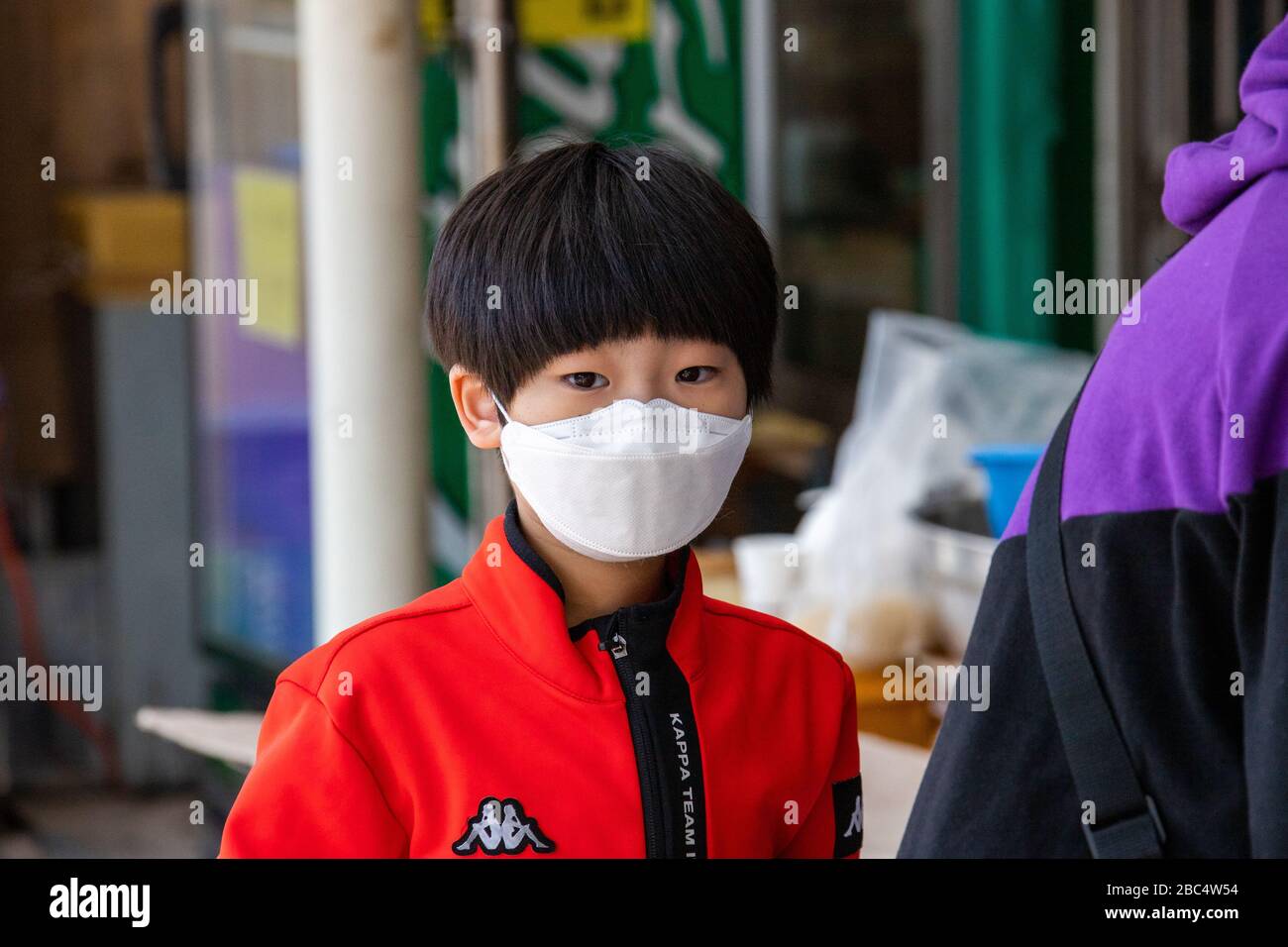 Jeune garçon portant un masque pendant la pandémie de Coronavirus, Séoul, Corée du Sud Banque D'Images