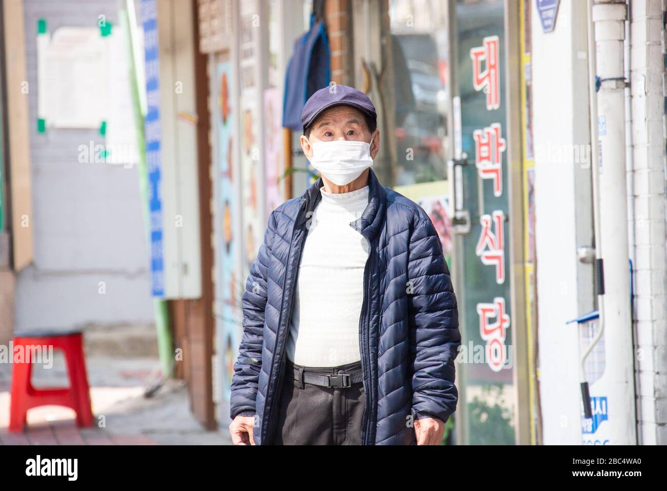 Homme âgé portant un masque pendant la pandémie de Coronavirus, Séoul, Corée du Sud Banque D'Images
