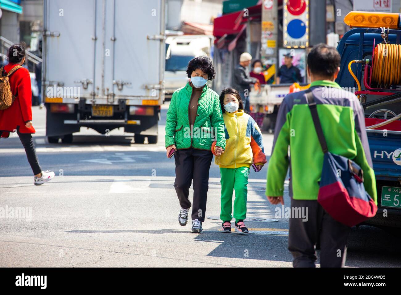 Grand-mère et fille portant des masques pendant la pandémie de Coronavirus, Séoul, Corée du Sud Banque D'Images