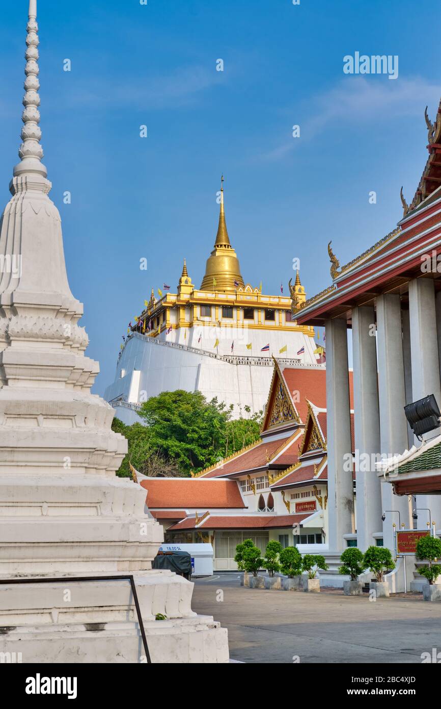 Temple emblématique Wat Saket à Bangkok, en Thaïlande, avec le Mont d'Or (Phukhao Thong) vu au milieu et un chedi (stupa) sur la gauche Banque D'Images