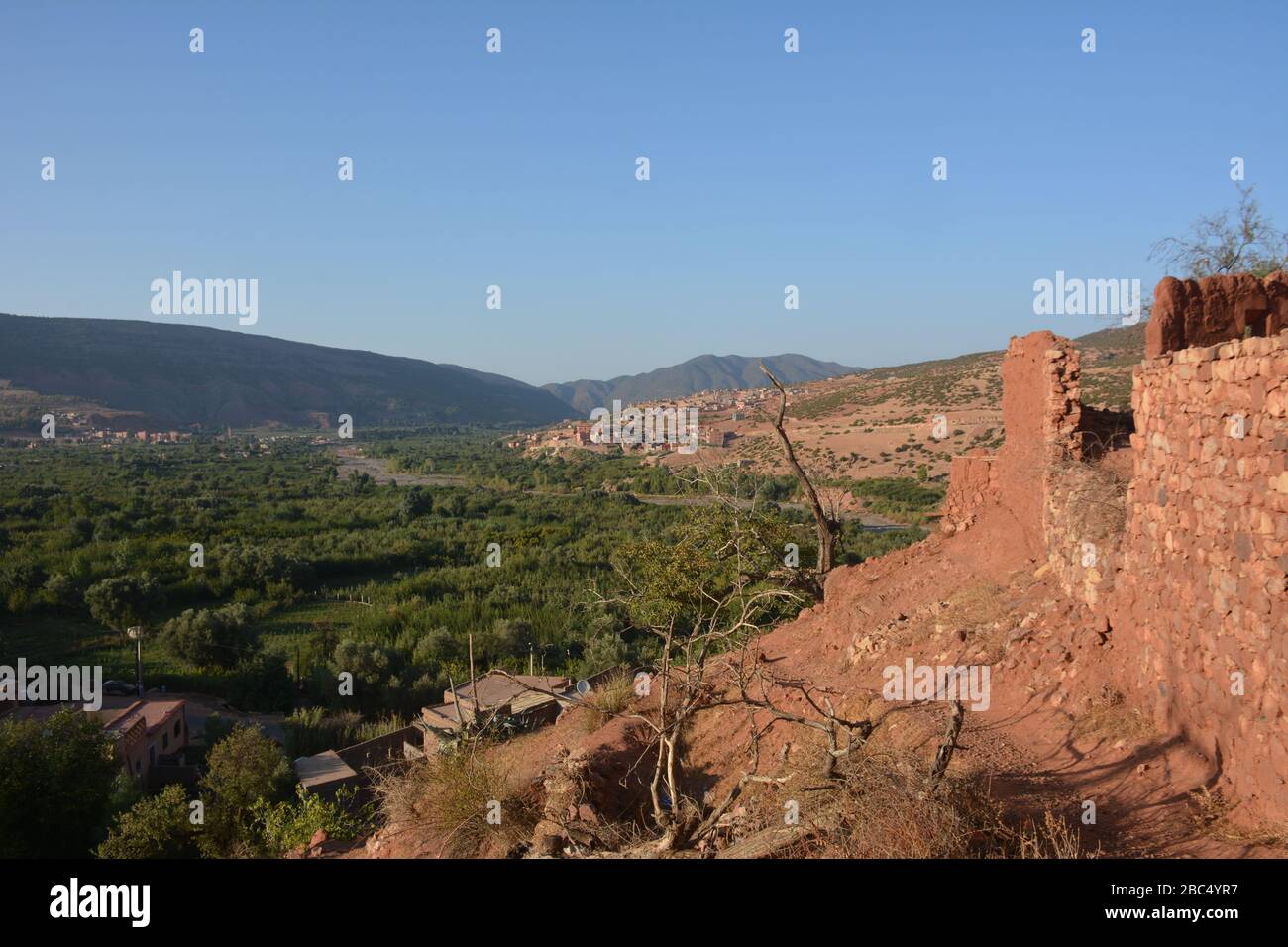 Vue d'une maison en ruines sur un belvédère au-dessus d'une vallée dans un village berbère amazigh près d'Asni dans les montagnes de l'Atlas du Maroc. Banque D'Images