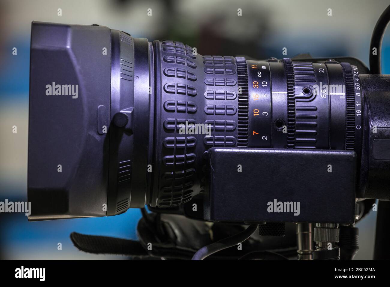 Objectif de caméra vidéo de télévision - émission d'enregistrement en studio TV - mise au point sur l'ouverture de la caméra Banque D'Images