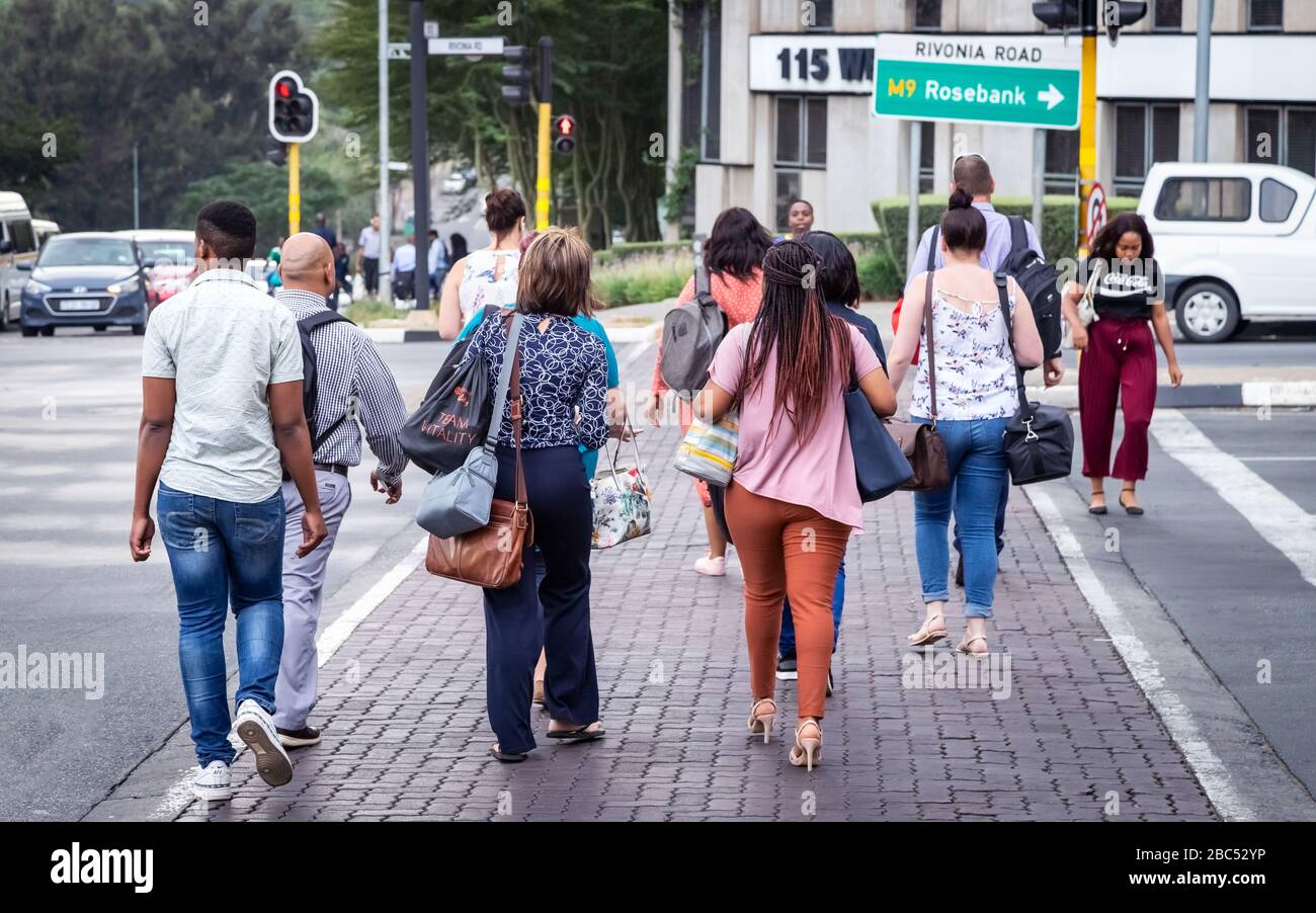 Johannesburg, Afrique du Sud 18 février - 2020: Piétons traversant la route dans le centre-ville Banque D'Images