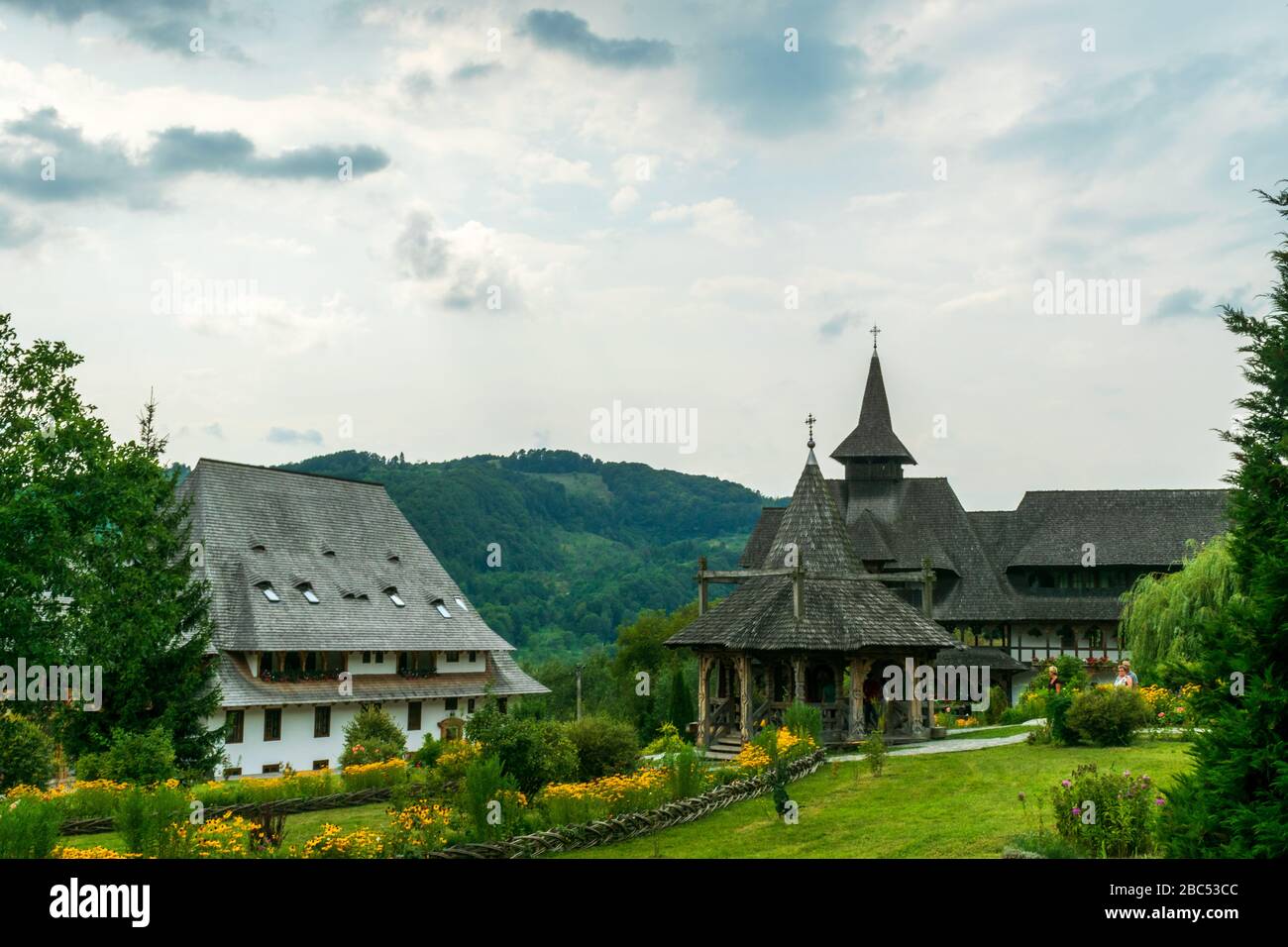 La cour du monastère de Barsana, Maramures, Roumanie Banque D'Images