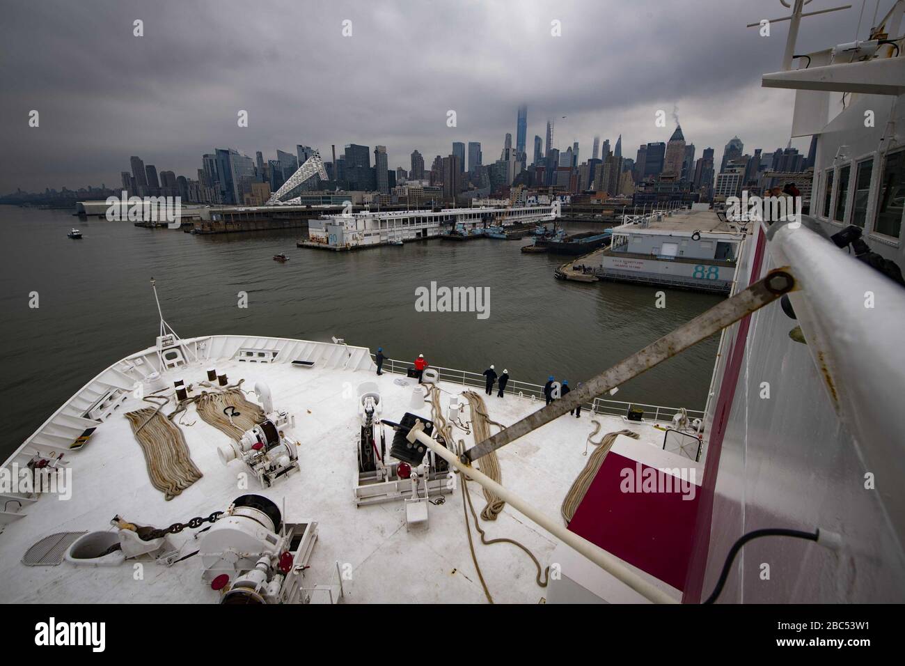 OCÉAN ATLANTIQUE - 03 AVRIL 2020 : le Chef d'état-major de l'armée de terre James C. McConville parle avec un équipage de nouvelles de CBS à la Station médicale de New York de Javits (JNYMS). Lors de sa visite, McConville a visité le JNYMS et a parlé avec des soldats des 531ème et 9ème centres hospitaliers. Ces soldats, ainsi que le personnel de la FEMA et d'autres organismes fédéraux, d'état et locaux, seront en service à partir du JNYMS pour prendre soin des patients non-COVID-19 dans un effort pour alléger le fardeau des hôpitaux locaux, leur permettant de se concentrer sur les patients coronavirus. Le Commandement du Nord des États-Unis fournit un soutien militaire au départ Banque D'Images