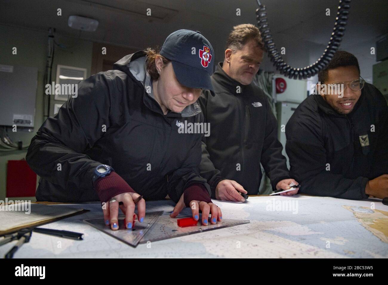 OCÉAN ATLANTIQUE - 03 AVRIL 2020 : le Chef d'état-major de l'armée de terre James C. McConville parle avec un équipage de nouvelles de CBS à la Station médicale de New York de Javits (JNYMS). Lors de sa visite, McConville a visité le JNYMS et a parlé avec des soldats des 531ème et 9ème centres hospitaliers. Ces soldats, ainsi que le personnel de la FEMA et d'autres organismes fédéraux, d'état et locaux, seront en service à partir du JNYMS pour prendre soin des patients non-COVID-19 dans un effort pour alléger le fardeau des hôpitaux locaux, leur permettant de se concentrer sur les patients coronavirus. Le Commandement du Nord des États-Unis fournit un soutien militaire au départ Banque D'Images