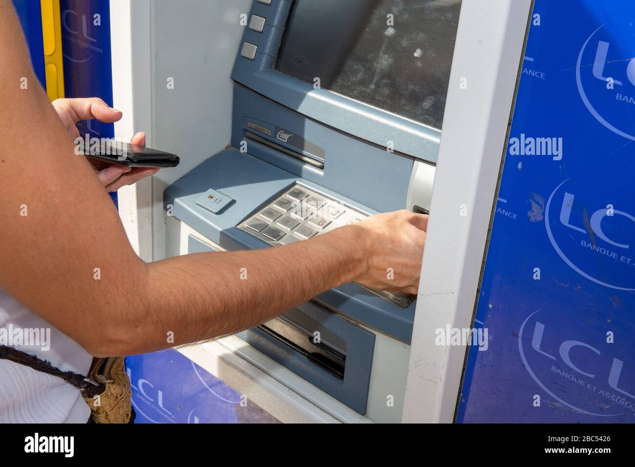 Bordeaux , Aquitaine / France - 03 03 2020 : distributeur automatique de  billets LCL avec femme client logo de signalisation bancaire français Photo  Stock - Alamy