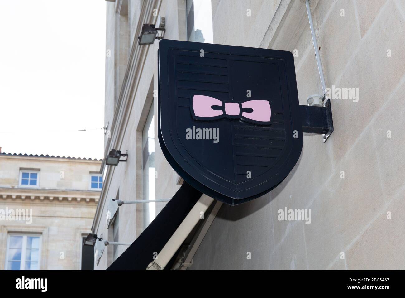 Bordeaux , Aquitaine / France - 03 03 2020 : Eden Park noeud rose noeud  papillon signe logo boutique magasin vêtements de rugby pour hommes femmes  et enfants Photo Stock - Alamy