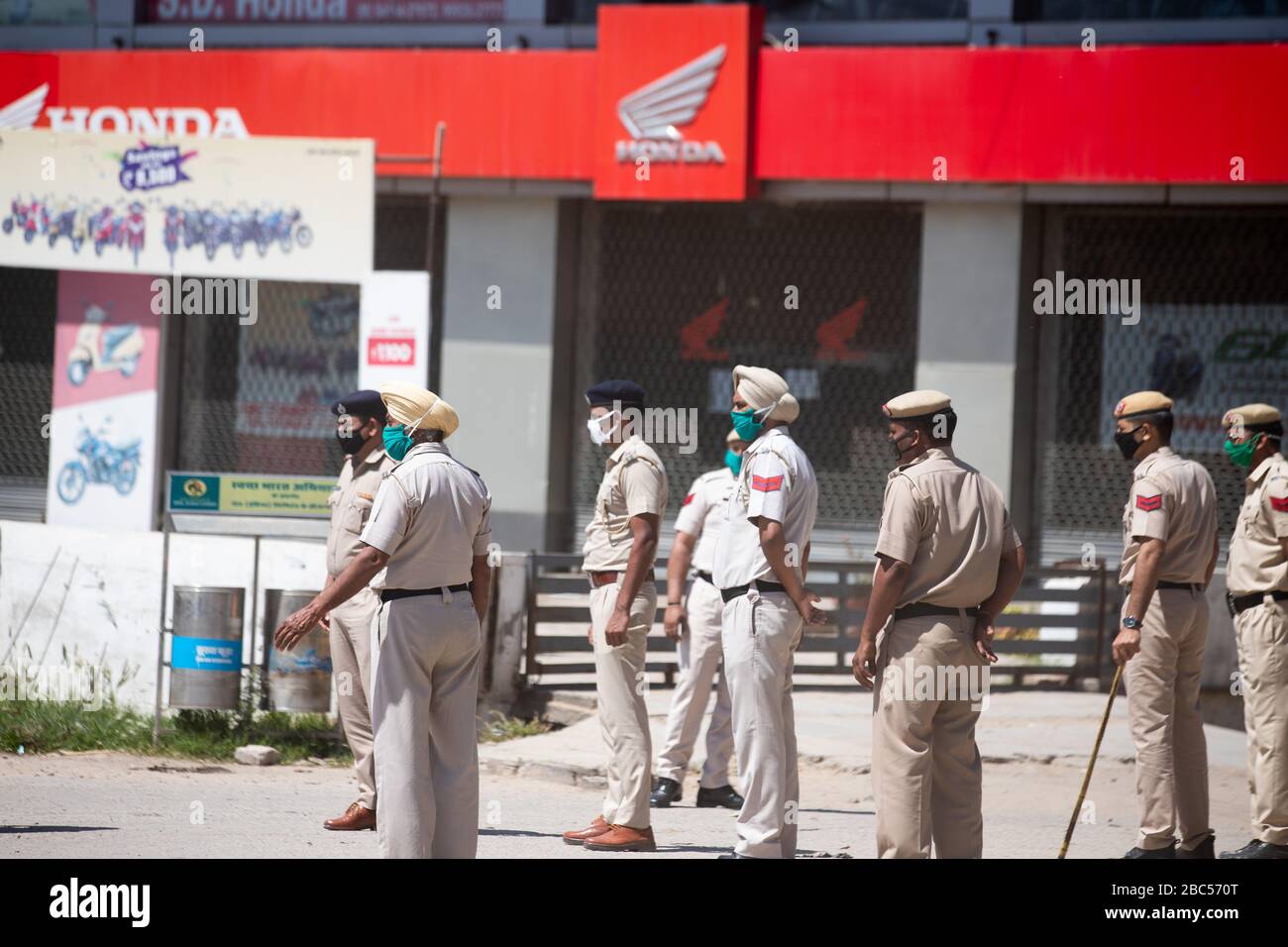 Ambala Haryana Inde, 02 avril 2020.la police contrôle le couvre-feu ou se bloque en bloquant la route par barricade. Pour éviter le rassemblement social et le maint Banque D'Images