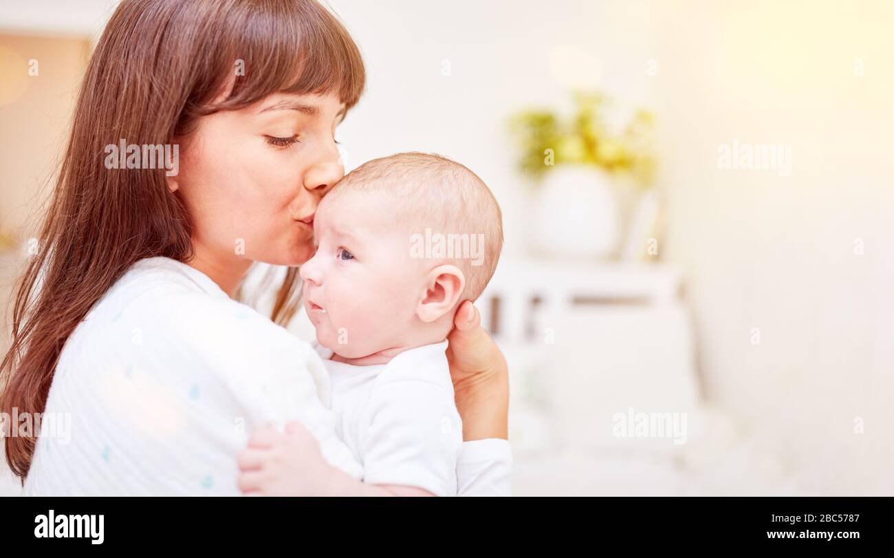 Baiser garçon et fille Banque de photographies et d’images à haute