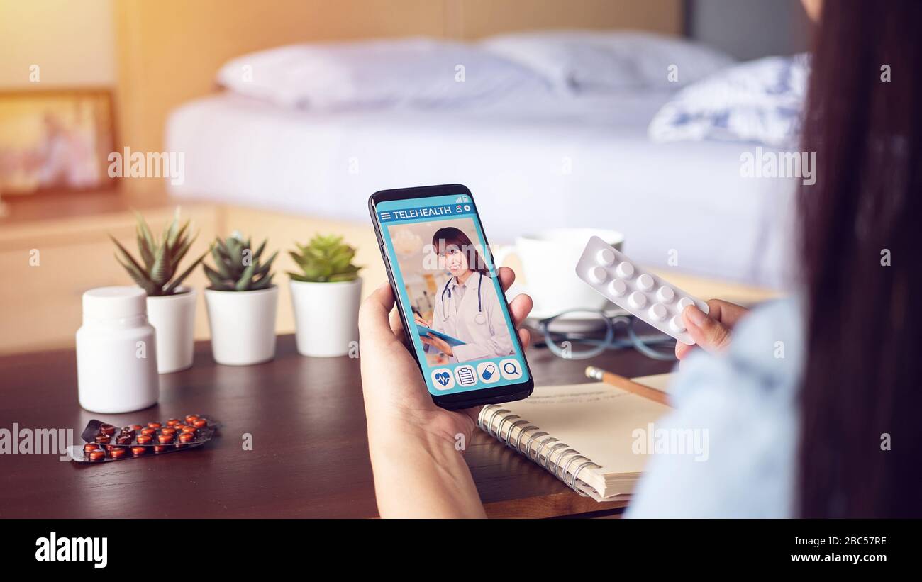 les femmes malades utilisent la vidéoconférence, font la consultation en ligne avec le médecin sur l'application mobile, le patient demande le médecin au sujet de la maladie, les médicaments par vidéo ca Banque D'Images
