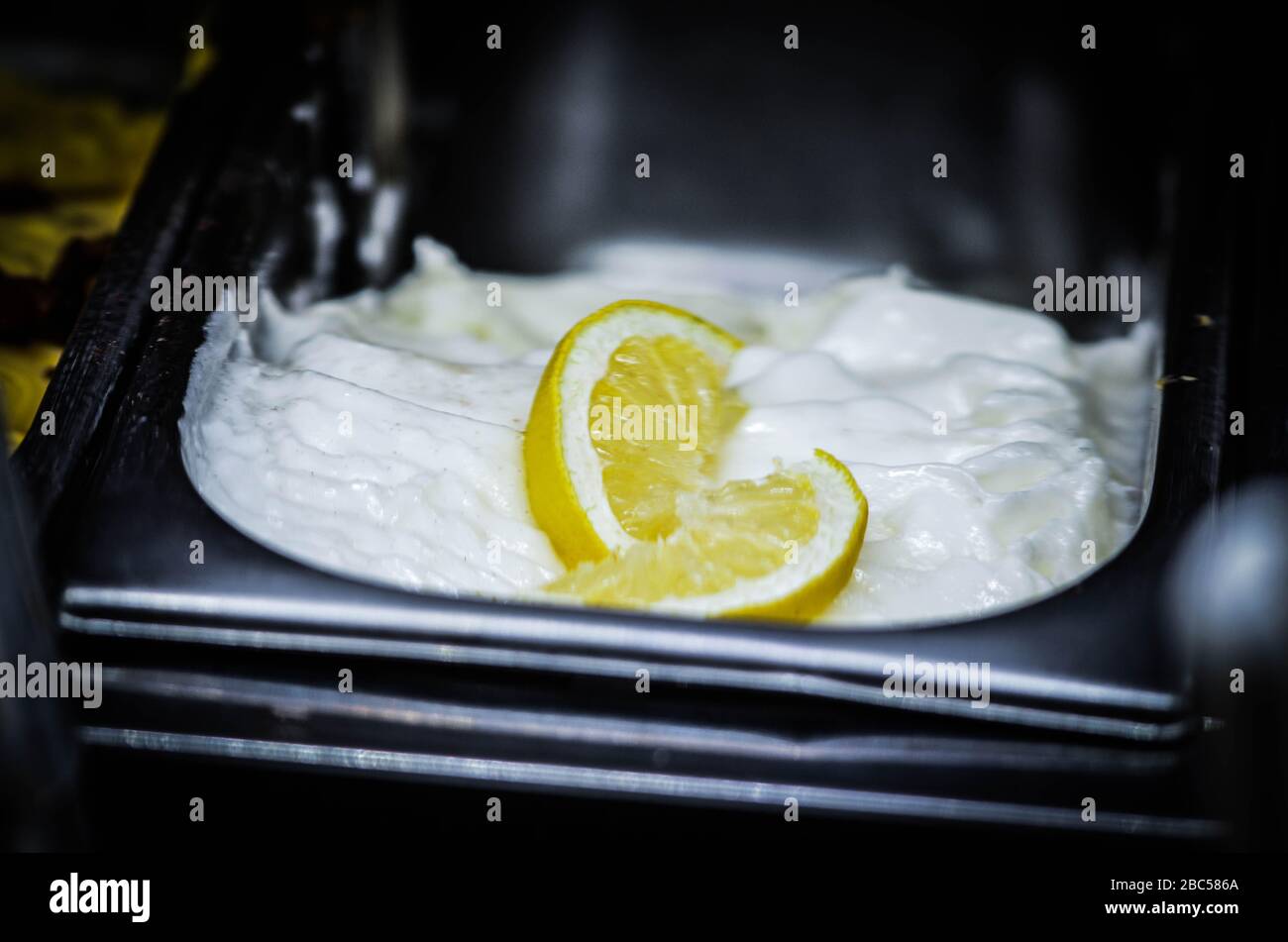 délicieux mélange de glace italienne et de fruits frais Banque D'Images