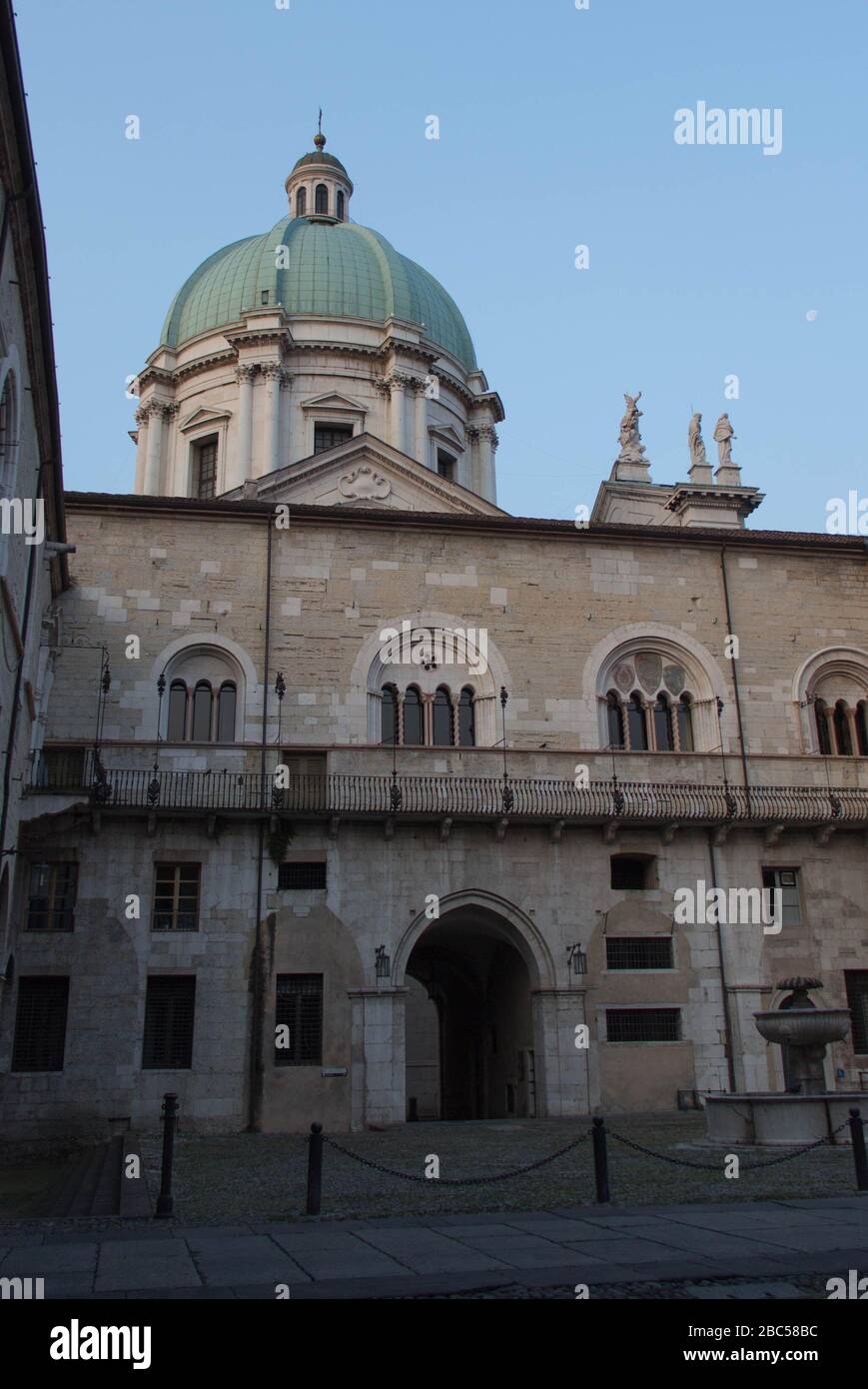 Brescia, Italie - 1 août 2018: La vue de la cour intérieure du palais médiéval Palazzo del Broletto avec dôme de la nouvelle cathédrale en arrière-plan en août Banque D'Images