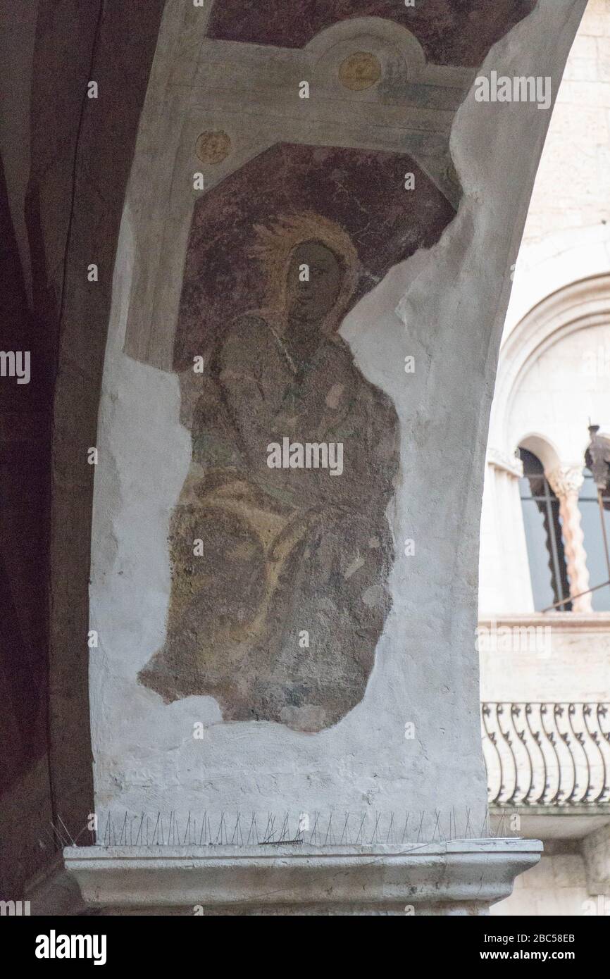 Brescia, Italie - 1 août 2018: La vue de la frescoe de mur à la cour intérieure du palais médiéval Palazzo del Broletto le 1er août 2018, Lombardie, Italie. Banque D'Images