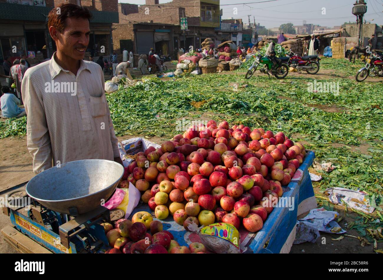Karam Dad avec son chariot de poussée plein de pommes fait son chemin à