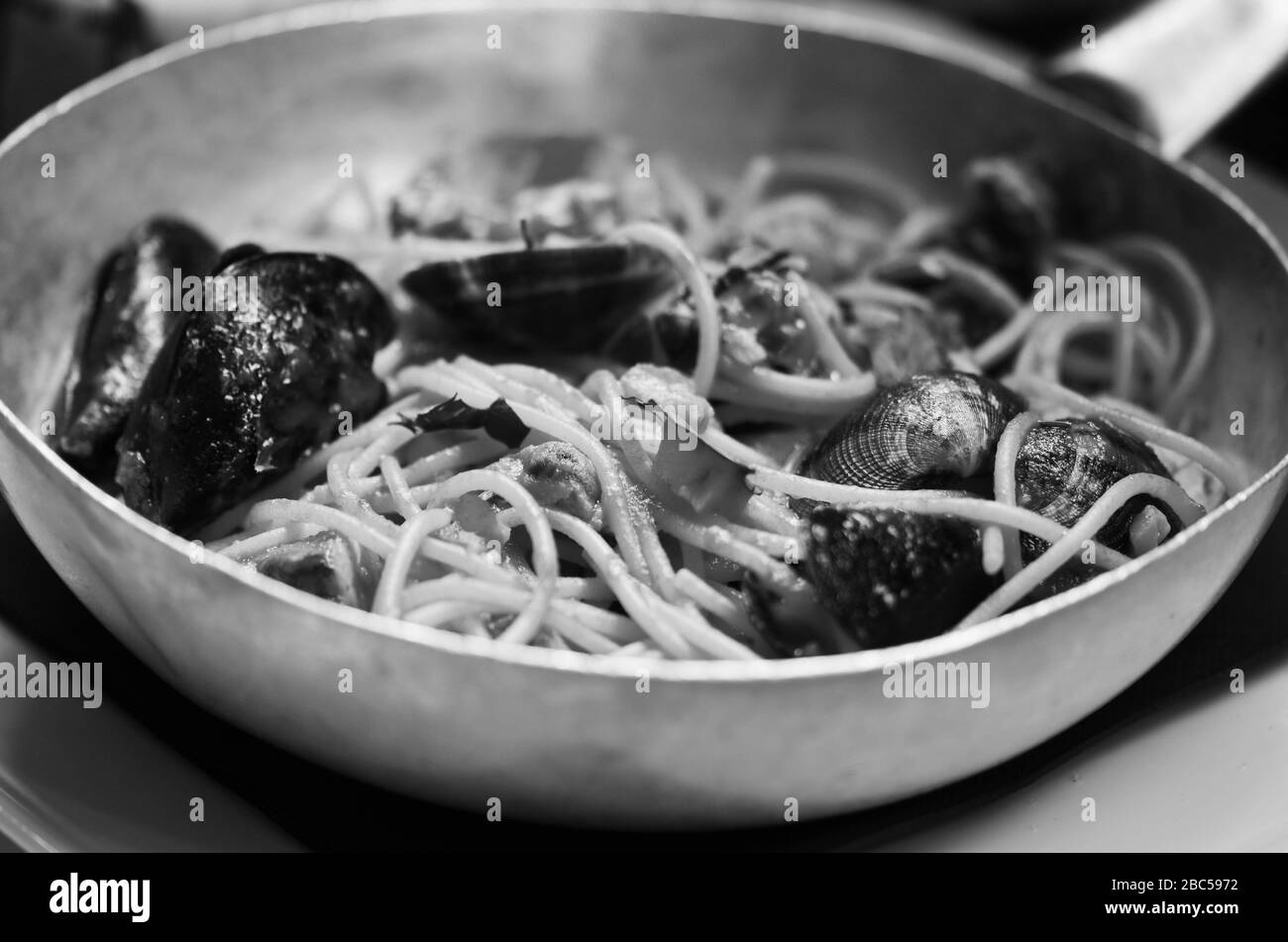 savoureux plat de pâtes italiennes avec fruits de mer et légumes frais - spaghetti Banque D'Images