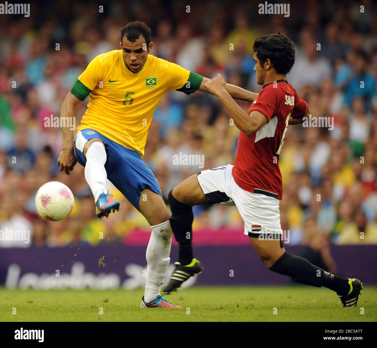 Sandro (gauche) du Brésil et la bataille de Saleh Gomaa en Egypte pour la balle pendant le match Brésil / Egypte, Mens Football, First Round, Groupe C au Millennium Stadium, Cardiff. Banque D'Images