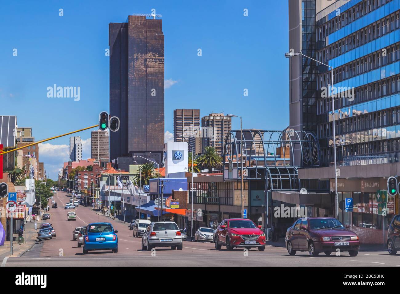 Pretoria, Afrique du Sud, 15 mars - 2020: Vue sur la rue dans le centre-ville avec des voitures et de grands bâtiments. Banque D'Images